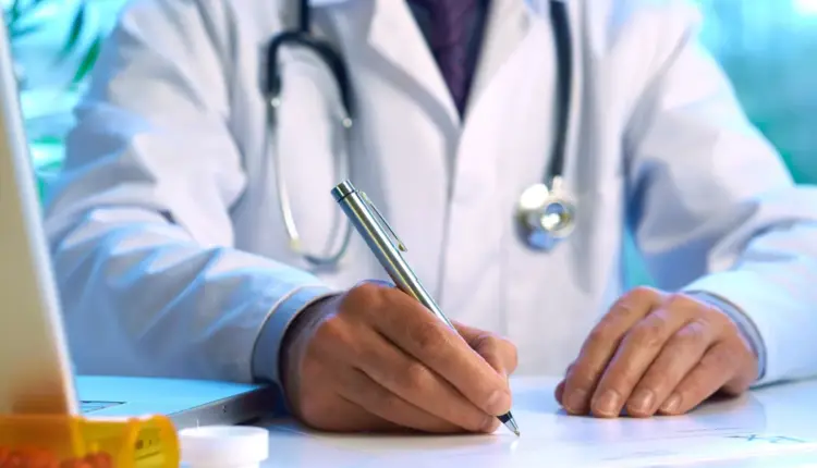 Iu kërkonte pacientëve nga 10 deri 50 euro për t’ju lëshuar raporte për pushime mjekësore, dalin detaje për arrestimin e mjekut në Vushtrri