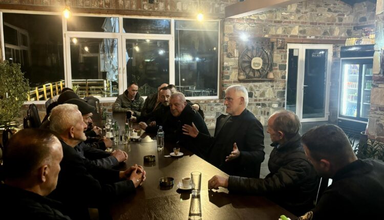 Menduh Thaçi në bashkëbisedim me strukturat e PDSH në malësinë e Tetovës