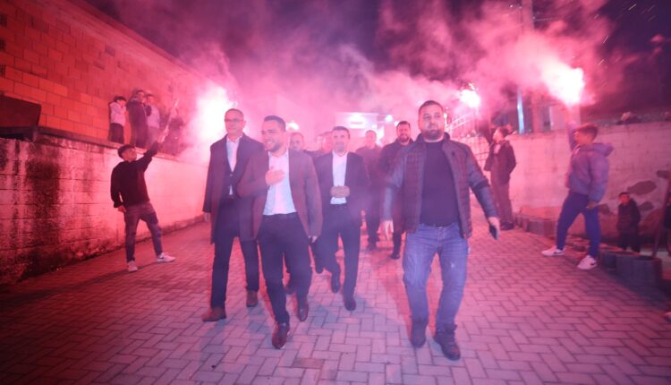 Blerand Ramadani pritet me entuziazëm në Sfillare: “Fryma e fitoreve po përhapet në çdo cep të Sarajit”