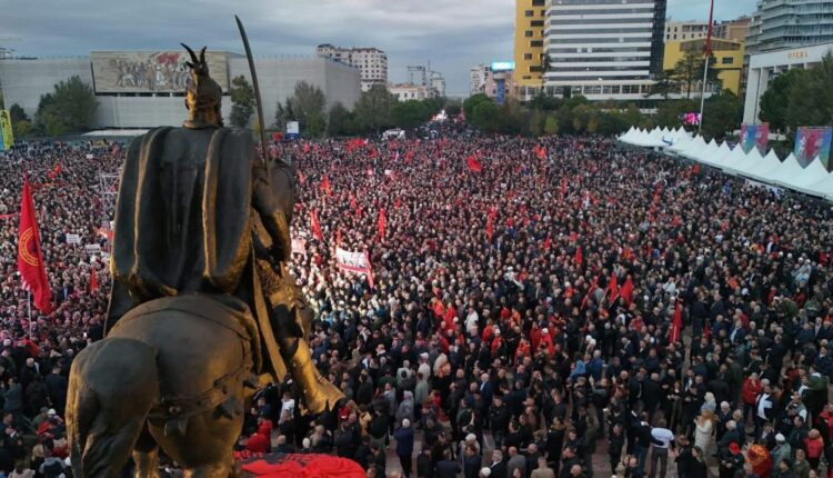 Në sheshin “Skënderbej” Protesta e madhe në Tiranë për ish-krerët e UÇK-së merr vëmendjen e mediave botërore – çfarë u raportua