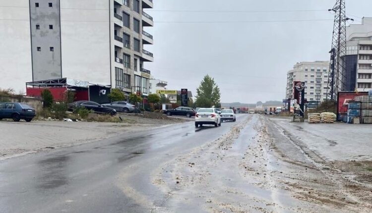 E ndoti rrugën me baltë, policia në Gjakovë i shqipton gjobë 1 mijë euro kompanisë, 100 euro shoferit