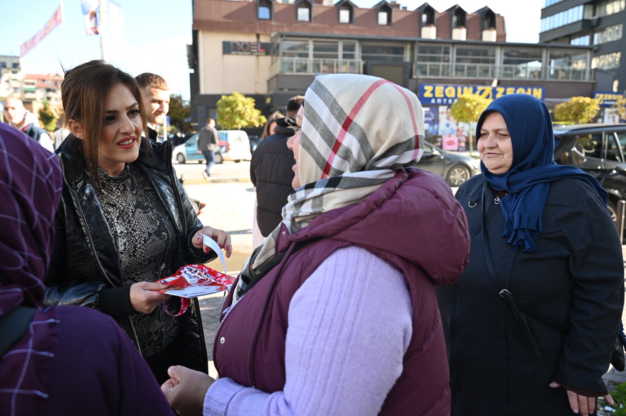 Rinia e AKI-së vazhdon aksionin në Tetovë, shpërndahet programi dhe premtimet e Bajram Rexhepit Rinia e AKI-së vazhdon aksionin në Tetovë, shpërndahet programi dhe premtimet e Bajram Rexhepit