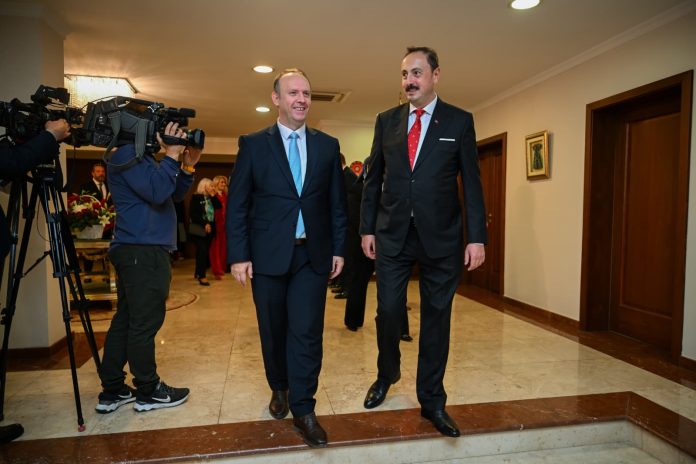 Afrim Gashi merr pjesë në pritjen për 102 vjetorin e Republikës së Turqisë Afrim Gashi merr pjesë në pritjen për 102 vjetorin e Republikës së Turqisë