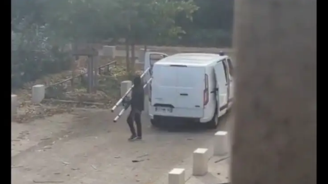 Grabitje e re në Francë, burra të maskuar si oficerë policie hynë me forcë në një punishte ari në Lyon (VIDEO)