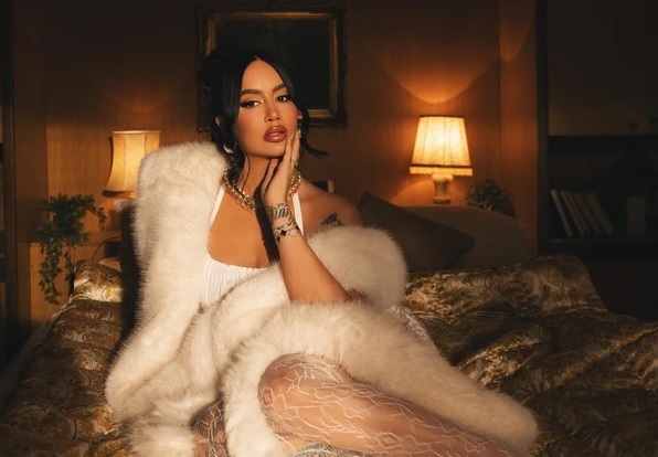 Dafina Zeqiri shkëlqen në setin më të fundit fotografik, pozon me elegancë dhe klas