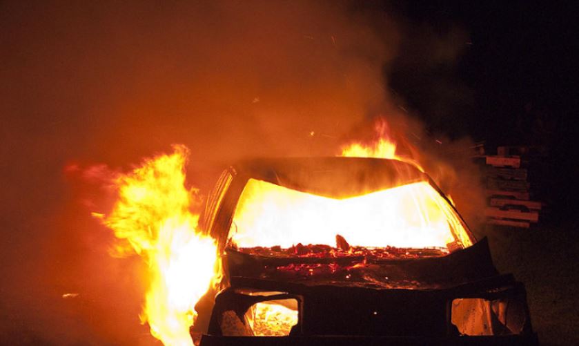 Digjen pesë automjete në një autosallon në Graçanicë  arrestohet i dyshuari