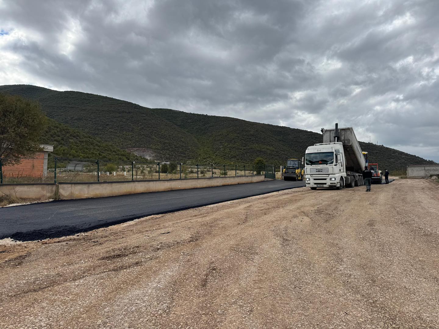 Filloi asfaltimi i rrugës drejt varrezave të reja në Çegran, 1.250 metra investim i ri komunal