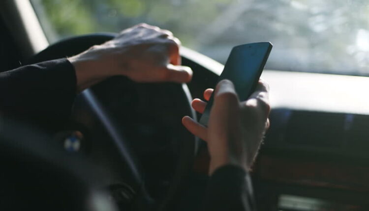 30 shoferë të dënuar në Ferizaj për përdorim të telefonit gjatë ngasjes