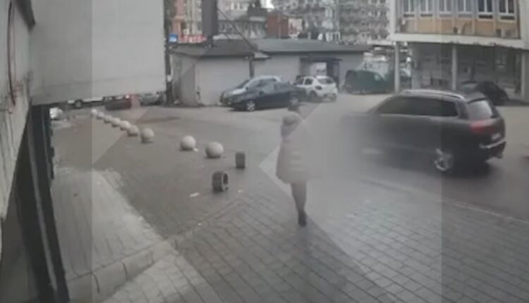 Momenti tronditës kur i dyshuari plagos dy viktimat në Pejë (PAMJE)