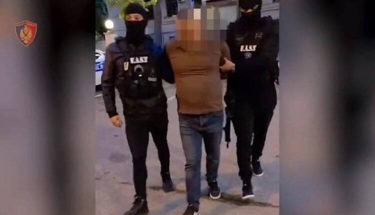 Tiranë: Prangoset 49-vjeçari që kultivoi bimë narkotike në Kosovë