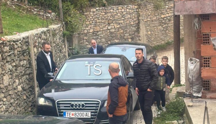 Adnan Azizin dhe Besar Durmishin i përzënë nga Sellca dhe Vica!