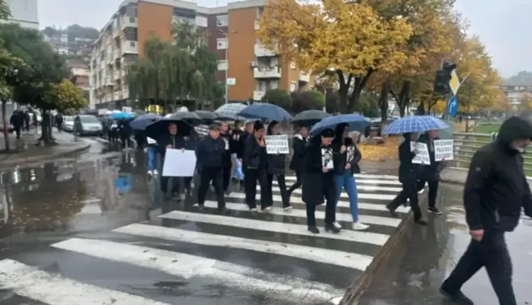 Prindërit e viktimave nga zjarri në Koçan, marshuan sot për herë të 27-të