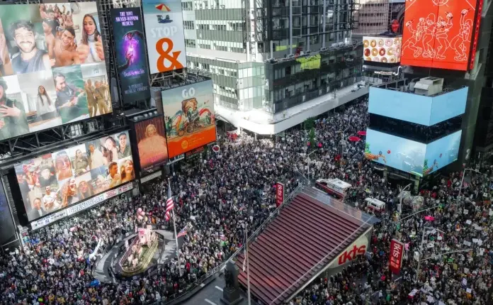 Miliona amerikanë marshojnë kundër Trumpit (VIDEO)