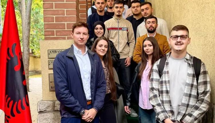 Ambasadori Meidani pret në takim të rinj nga Çashka: Një trevë me rrënjë të forta dhe një brez të ri që po ngrihet me kurajë dhe ide të qarta