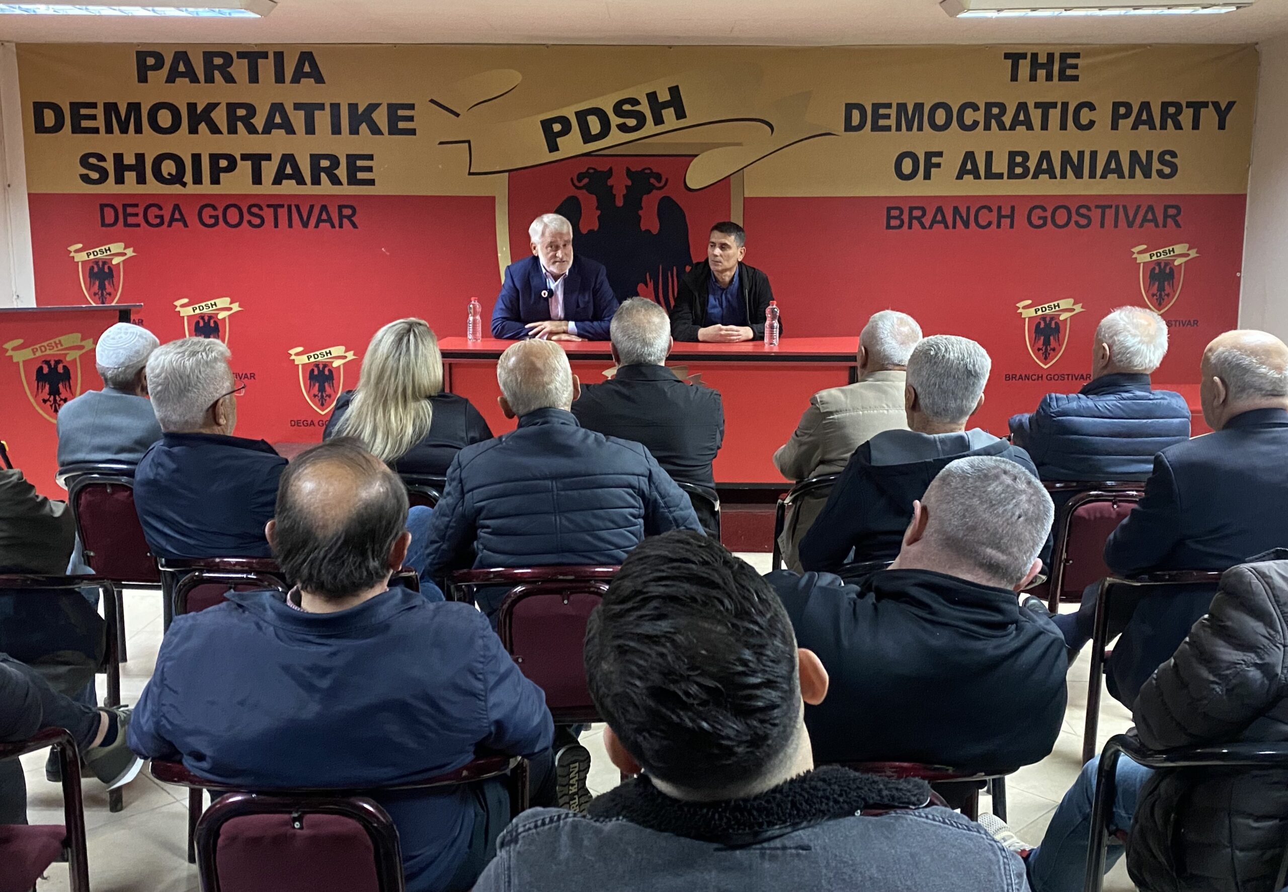 Thaçi mobilizon strukturat e PDSH-së në Gostivar (FOTO) Thaçi mobilizon strukturat e PDSH-së në Gostivar (FOTO)