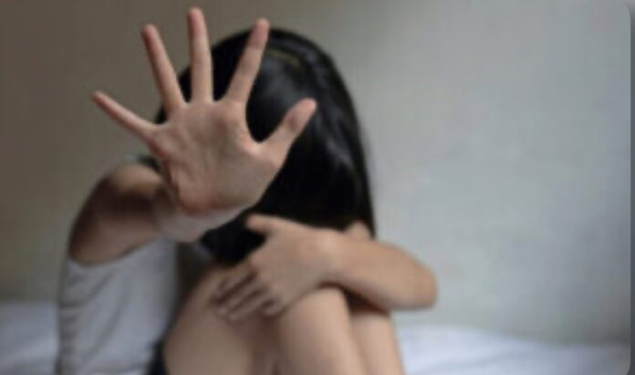 42-vjeçari nga një fshat i Tetovës ngacmonte seksualisht të miturën, më pas i ka shkaur në shtëpi dhe ka sulmuar nënën e saj me mjet druri