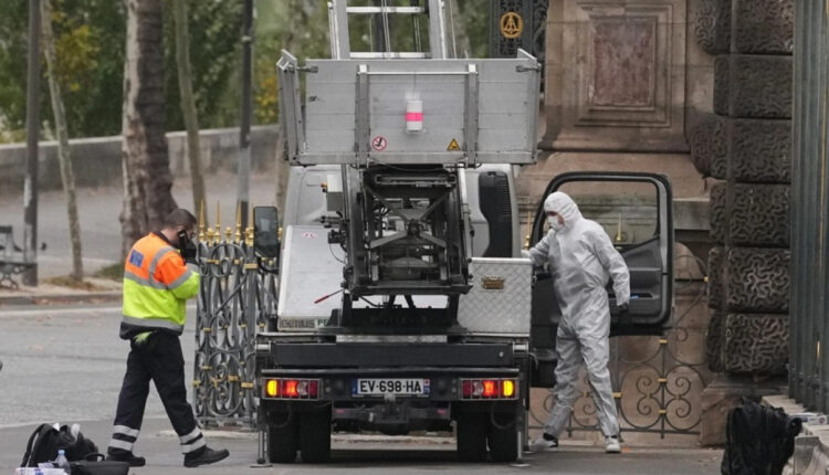 Bizhuteria e vjedhur nga Luvri vlerësohet në 88 milionë euro, thonë autoritetet franceze
