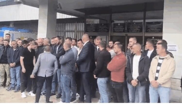 Protestë e banorëve të Çashkës para KSHZ-së: Të mos manipulohet me vullnetin e qytetarëve