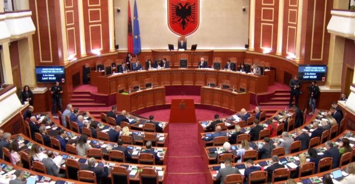 Rrëzohet kërkesa e opozitës për shkarkimin e kryeparlamentarit Peleshi