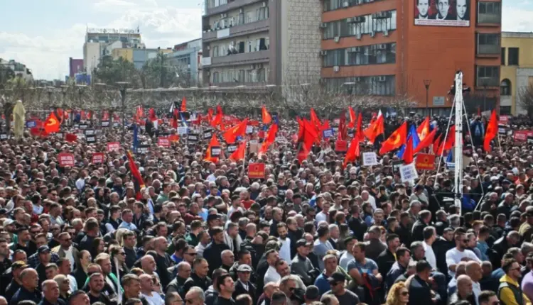 60 autobusë nga Kosova për protestën në Tiranë, Gucati: Merr pjesë edhe Edi Rama