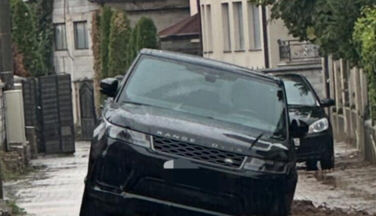 Shiu zbulon mashtrimet e Bilall Kasamit. Vetura bie në kanal! (FOTO)