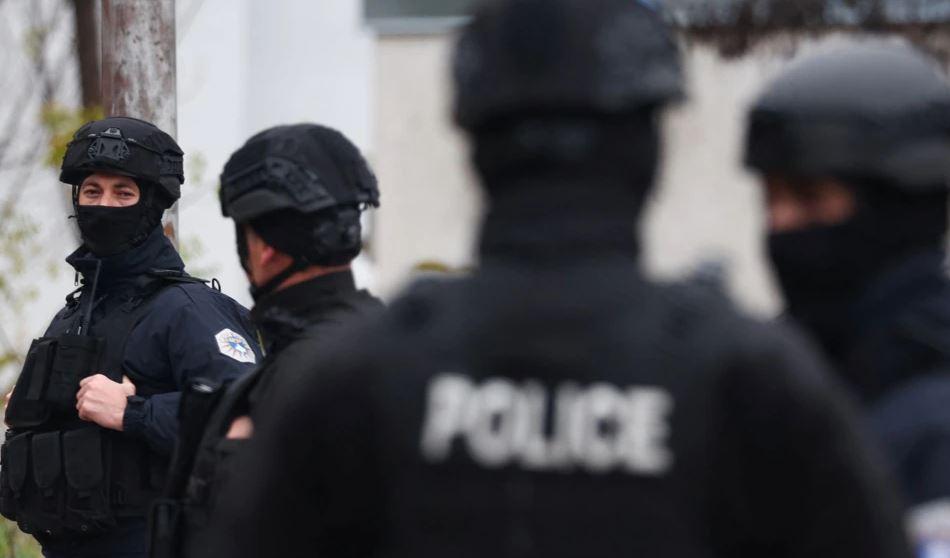 Dy të arrestuar në veri për falsifikim të dokumenteve (VIDEO) Dy të arrestuar në veri për falsifikim të dokumenteve (VIDEO)