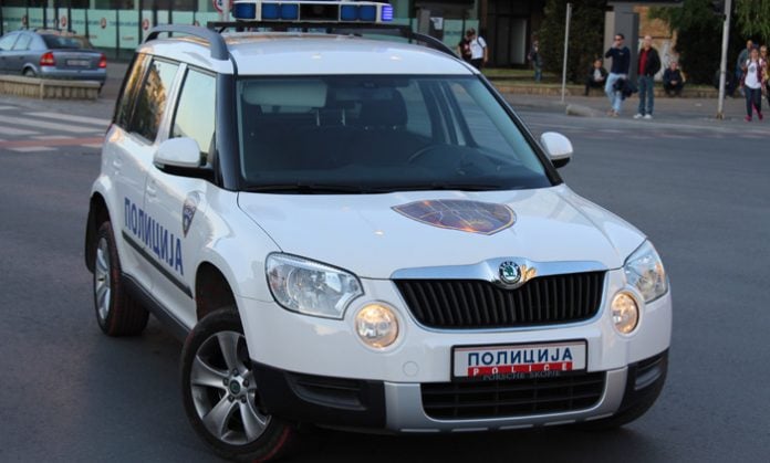Polici vetëplagoset aksidentalisht në kufirin me Shqipërinë gjatë tentativës për ndalimin e kontrabandistëve të bagëtive