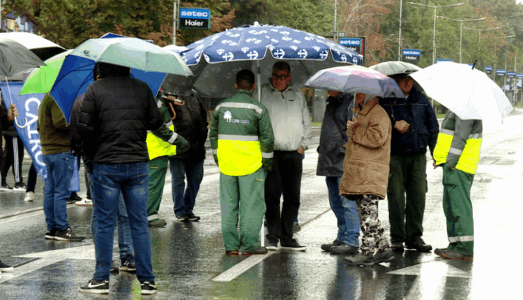 Rreth 70 punëtorë të dy Ndërmarrjeve “Florakom” dhe “Luna” protestuan edhe sot para Qeverisë