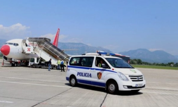 Shqipëria ekstradon në Austri shtetasin e Maqedonisë të kërkuar për trafik droge Shqipëria ekstradon në Austri shtetasin e Maqedonisë të kërkuar për trafik droge
