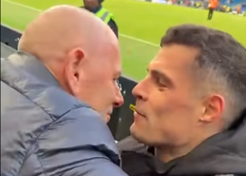 Granit Xhaka ia dhuroi sot fanellën Ramiz Lladrovcit, dyshja u përqafua dhe i ndërroi edhe disa llafe (VIDEO)