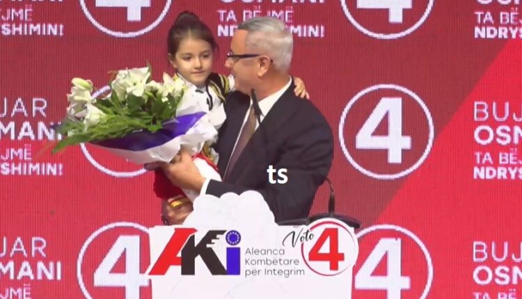 Emocion në Çair: Zejdi surprizohet nga mbesa e tij gjatë fjalimit në tubimin e AKI