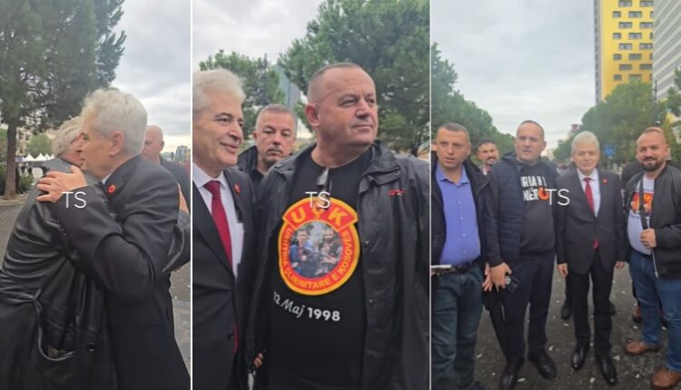 Qindra shqiptarë në Tiranë për tu fotografuar me Ali Ahmetin: “Je më i madhi Ali Ahmeti” (VIDEO)