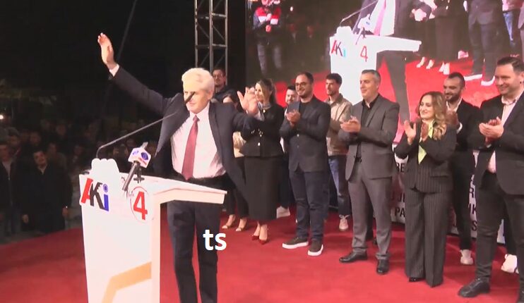 “UÇK, UÇK, UÇK!”  shpërthejnë brohoritjet gjatë fjalimit të Ali Ahmetit në Kërçovë (VIDEO)