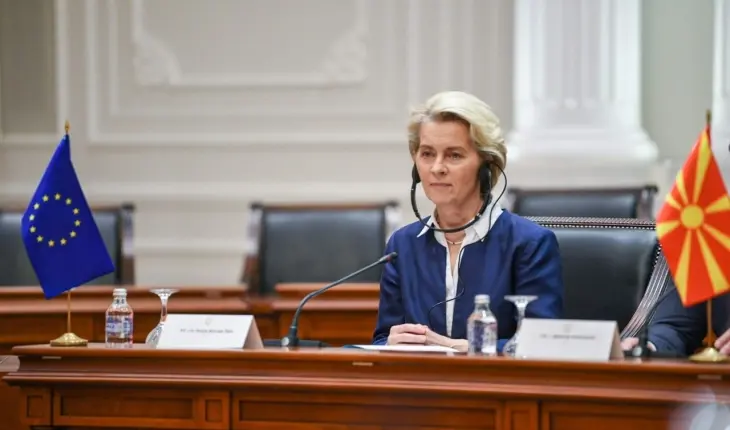 Vjen goditja e radhës: Von der Leyen “trondit” Shkupin: Pa ndryshimet kushtetuese s’ka BE