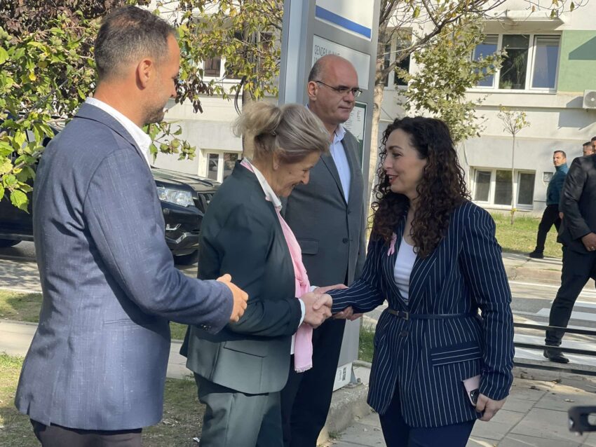 Presidentja viziton Onkologjinë  dhuron proteza të gjirit për gratë e prekura nga kanceri
