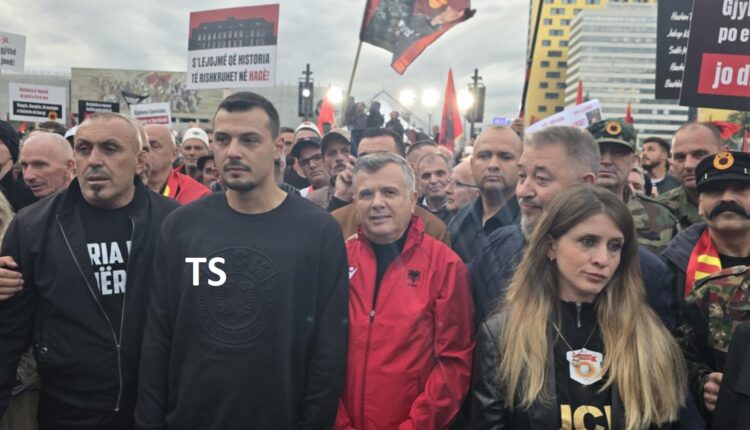 Djali i Hashim Thaçit në protestën madhështore në Tiranë: ” Liri për çlirimtarët!” dhe “Drejtësi për UÇK-në” (VIDEO)