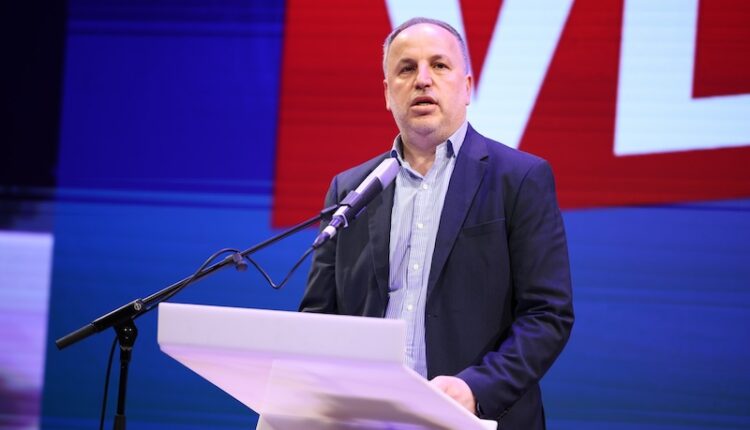 Adnan Azizi: Ftoj të gjithë shqiptarët t’i lënë anash ndarjet partiake, t’ia zgjasim dorën njëri tjetrit dhe të jetojmë si vëllezër