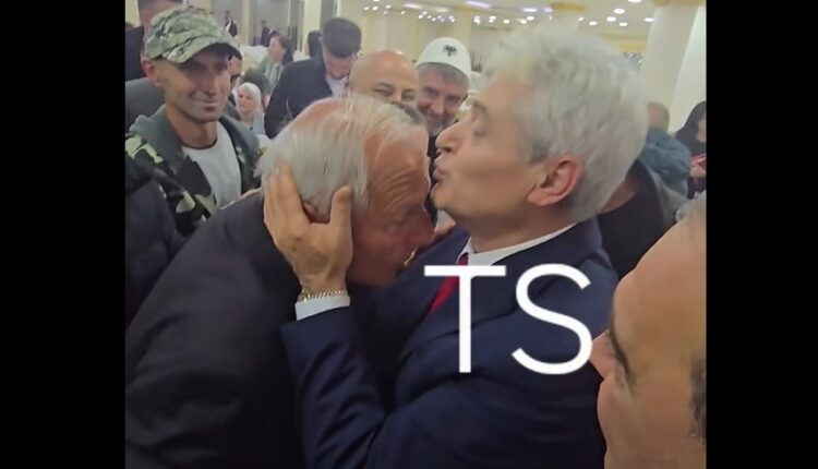 Ali Ahmeti puth në ballë plakun nga Bogovina (VIDEO)