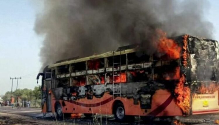 Autobusi shpërthen në flakë, të paktën 20 viktima në Indi