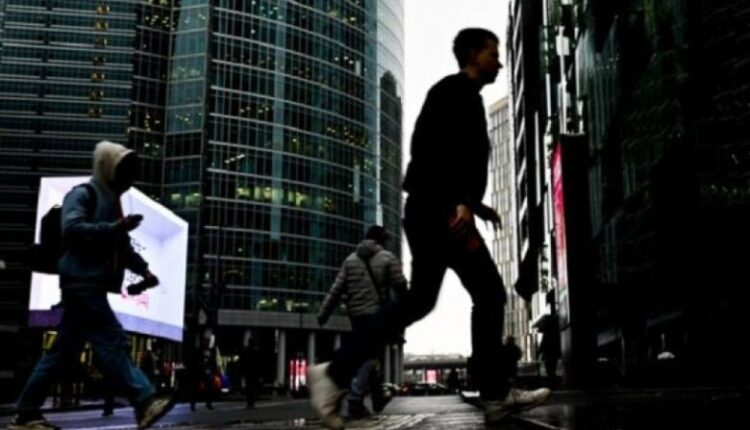 Firmat globale pushojnë nga puna mijëra punëtorë për të ulur kostot