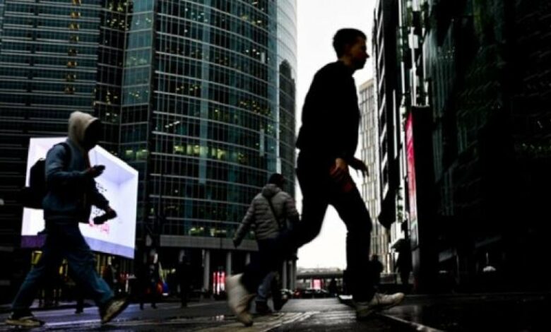 Firmat globale pushojnë nga puna mijëra punëtorë për të ulur kostot Firmat globale pushojnë nga puna mijëra punëtorë për të ulur kostot