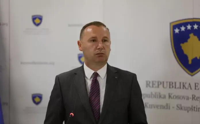 Deputeti Zemaj përfshihet në incident fizik, kërkon falje publike