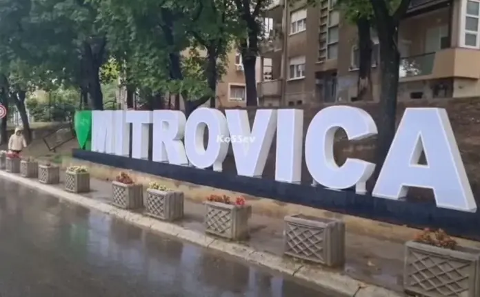 Hiqen ciriliket, në veri vendoset simboli “Mitrovica”