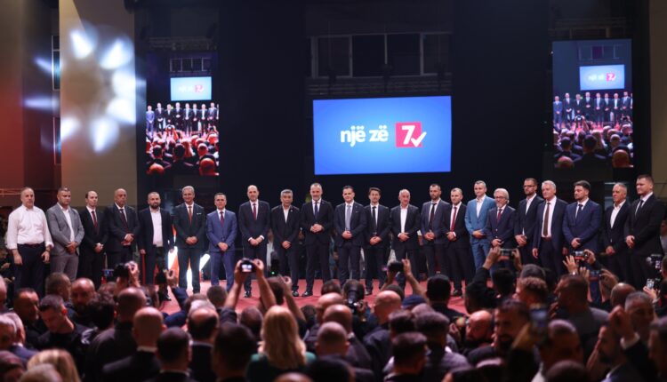 VLEN: Mbrëmë zemra e shqiptarëve rrahu aq fort, saqë asnjë sallë nuk i mbante dot