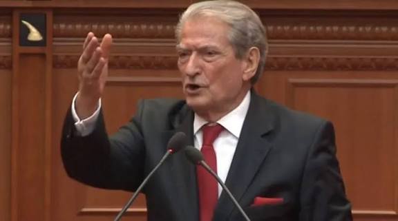 Berisha mesazh deputetëve: Nesër vendimi për protesta