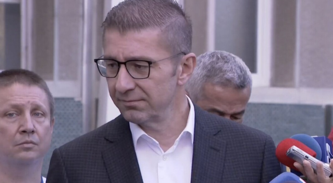 Mickovski shuplakë Bilall Kasamit: Tani e tutje do të jetë kryetar multietnik (VIDEO) Mickovski shuplakë Bilall Kasamit: Tani e tutje do të jetë kryetar multietnik (VIDEO)