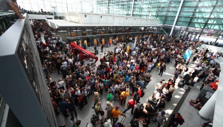 2 dronë mbi Gjermani, 6,500 pasagjerë të bllokuar nga mbyllja e aeroportit të Mynihut