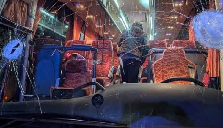 Sulmohet me gurë e tulla autobusi me tifozë në Itali, humb jetën njëri nga dy ngasësit