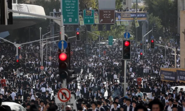 Qindra mijëra izraelitë ultra-ortodoksë protestojnë kundër ndalimit për studentët fetarë që të rekrutohen në ushtri