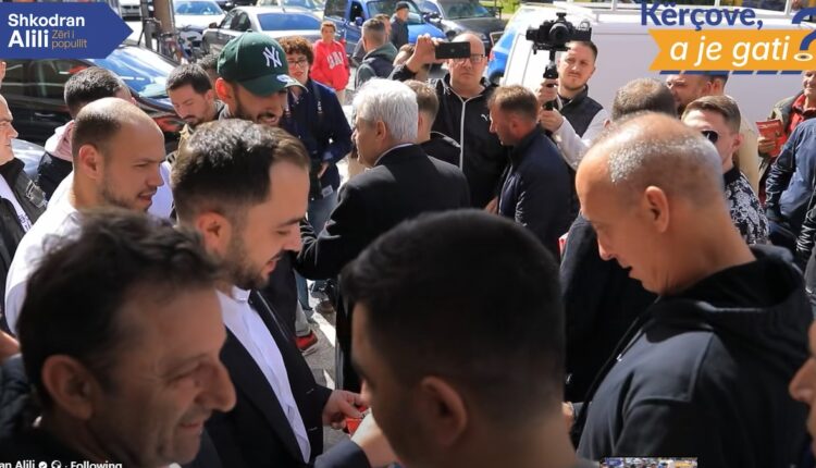 Kërçovë, Fatmir Dehari takohet me Shkodran Alilin rastësisht në aktivitet, shtrijnë dorën njëri-tjetrit (VIDEO)